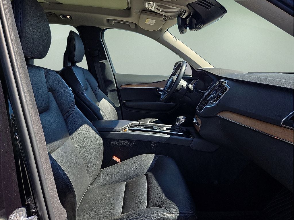2022 Volvo XC90 T6 Momentum