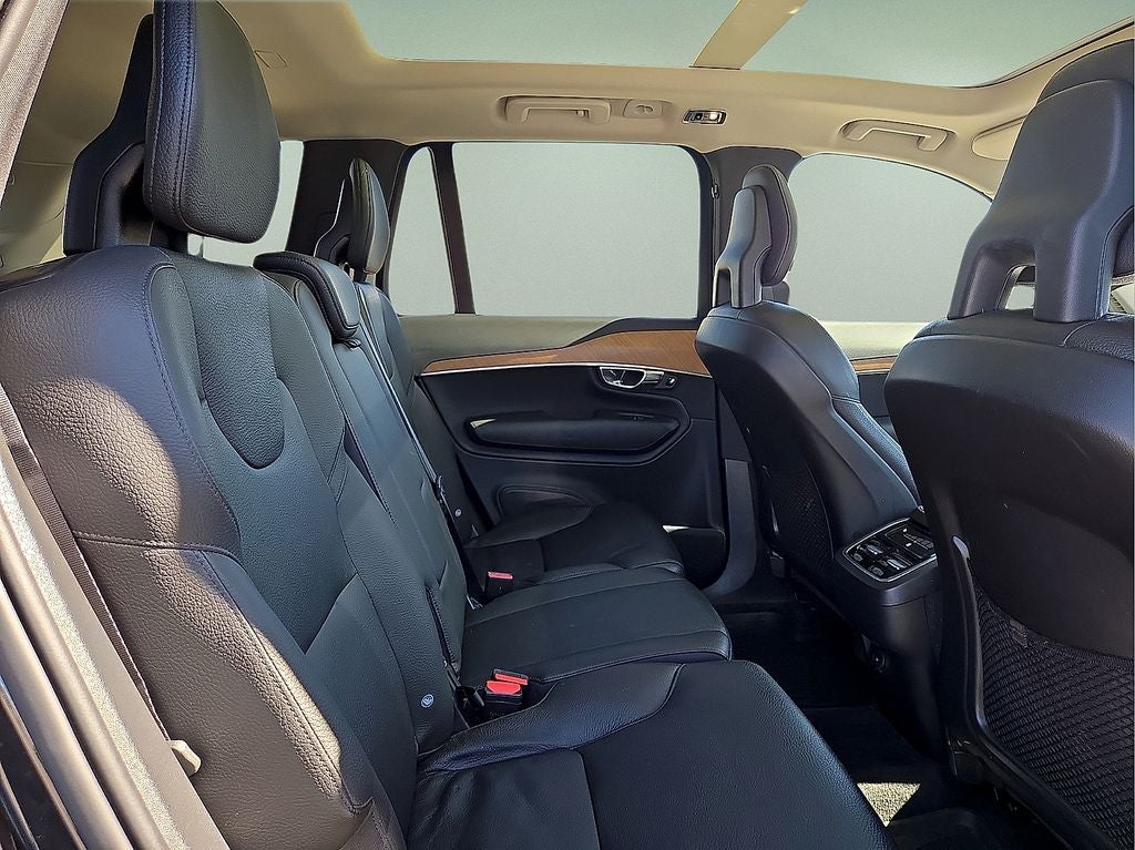 2022 Volvo XC90 T6 Momentum