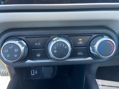 2022 Nissan Versa 1.6 SV NISSAN CERTIFIED