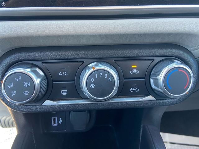 2022 Nissan Versa 1.6 SV NISSAN CERTIFIED