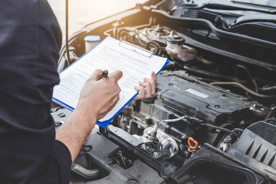 Casa Ford Technician examining a ford vehicle